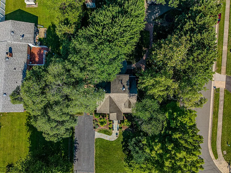 903 Crestview Dr — Photo 25
