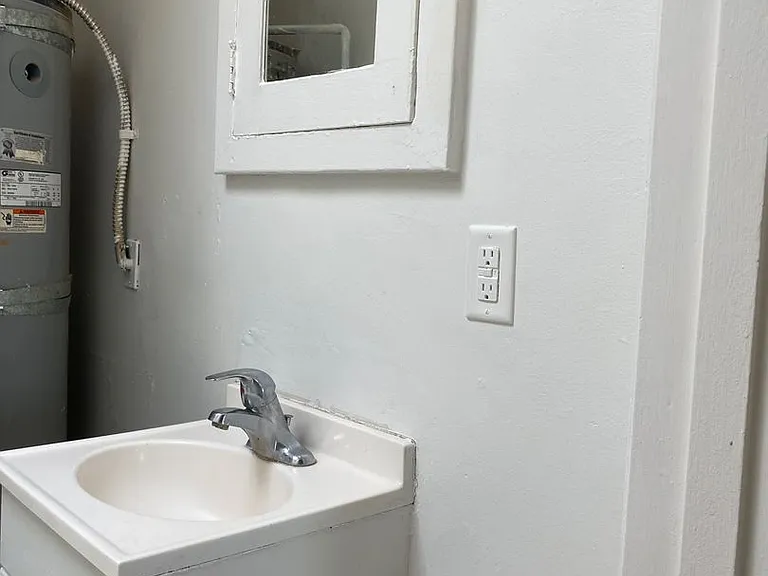 824 E Main St — Photo 8