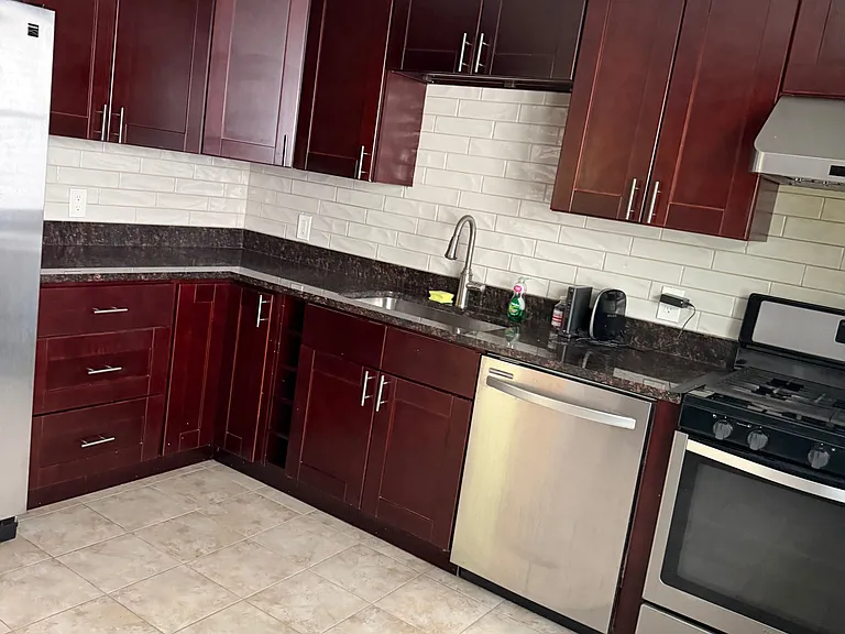 102 Harcourt Ave — Photo 3