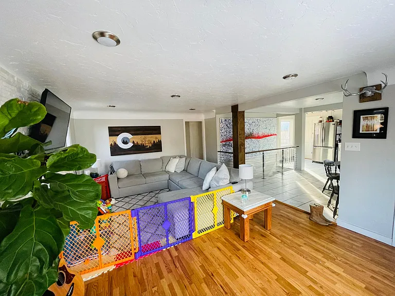 403 E Prospect Rd — Photo 3