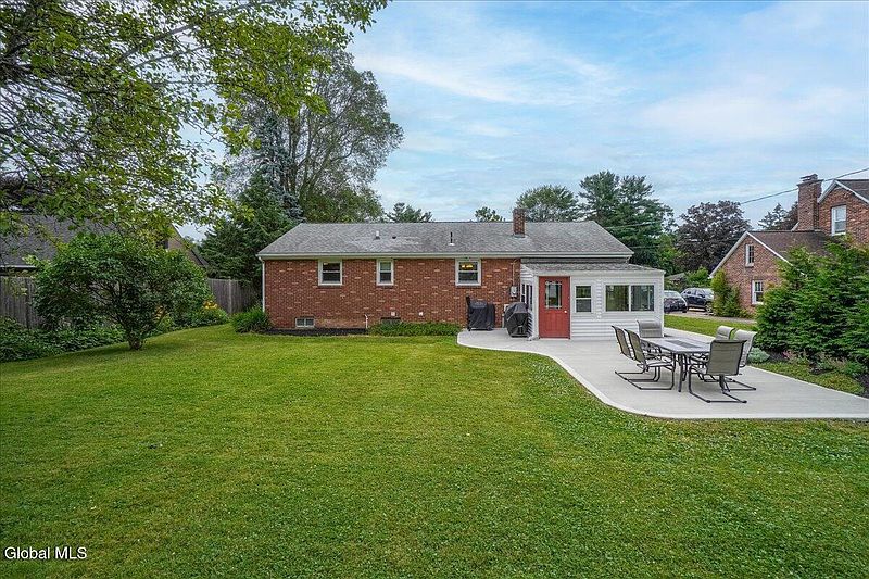 4th image of 8 E Glenwood Drive