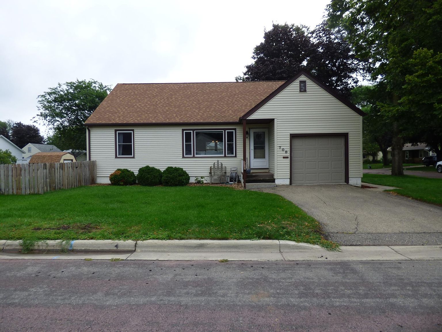 709 2nd St SE, Waseca, MN 56093 Zillow