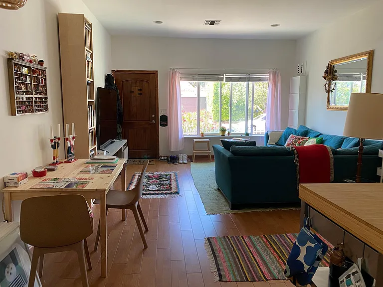 549 N Martel Ave — Photo 35