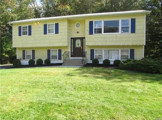 9 Lois Ln, Monsey, NY 10952
