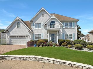 5 Blueberry Ln, Stoneham, MA 02180