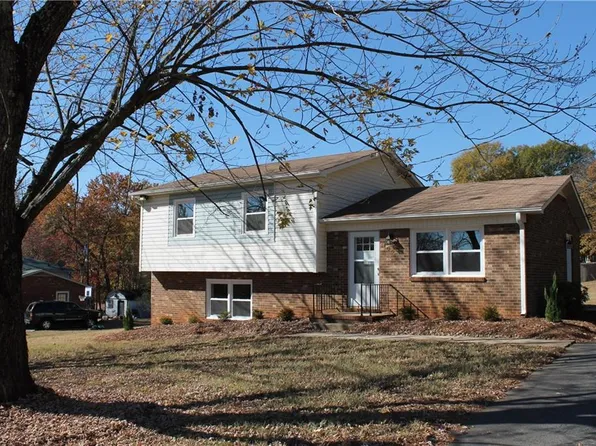 107 Peach Tree Ln, King, NC 27021