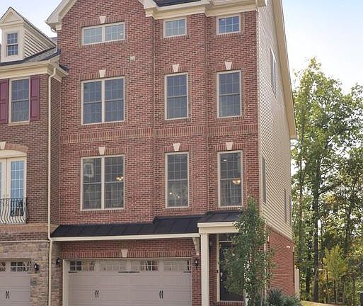 Beautiful End Unit - Great Curb Appeal!