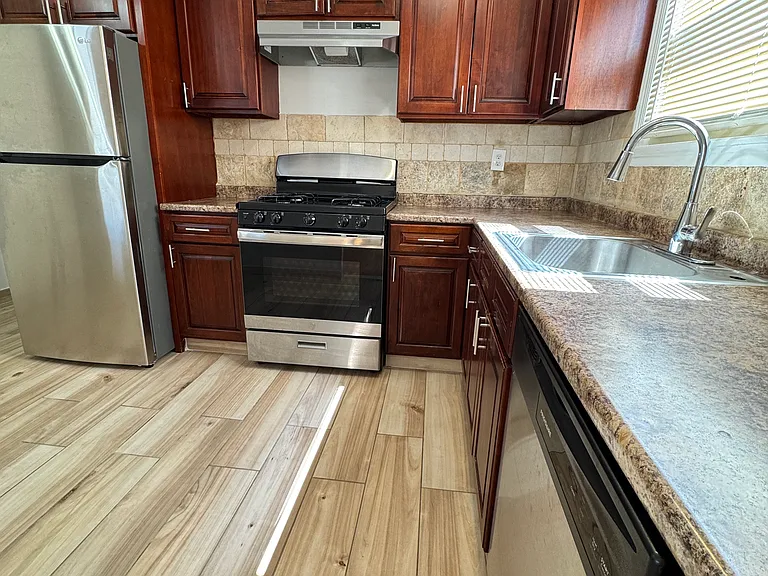 300 Jefferson Ave #1 — Photo 8