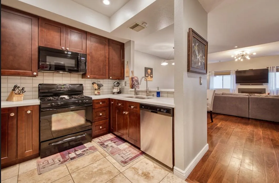2 bed, 1126 sqft, $4,100 — Photo 2
