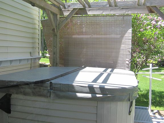 Hot tub under pergola