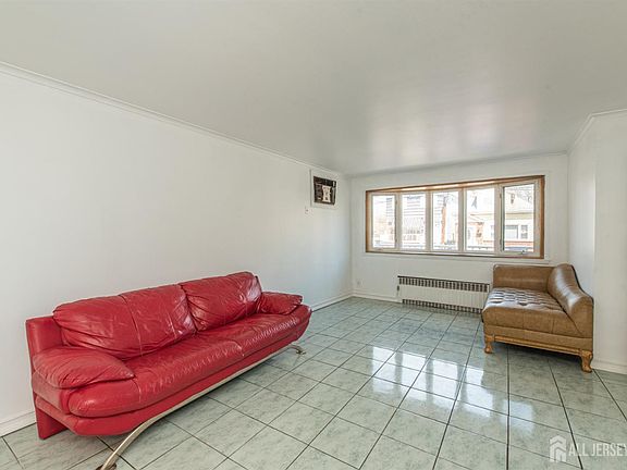 4th image of 136 W 56th St
