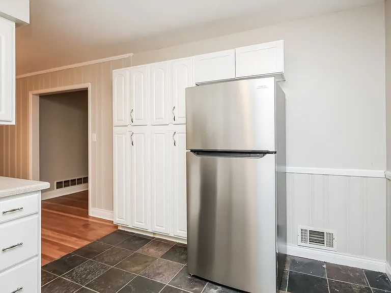 384 Charles Pl — Photo 4