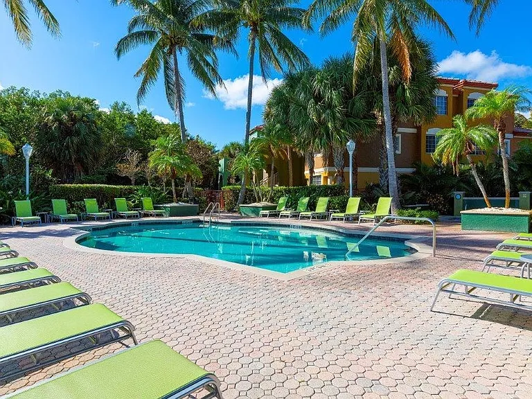 Manatee Bay Apartments — Photo 19