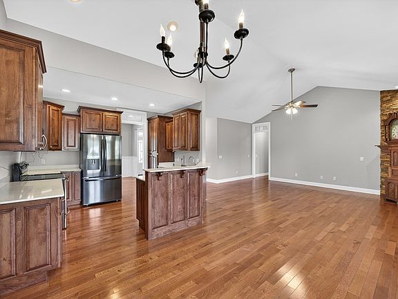 5th image of 816 Windingbrook Ct