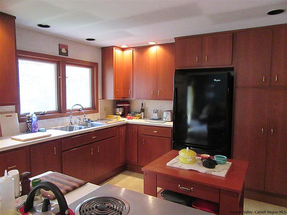 4th image of 20 Edgewood Dr