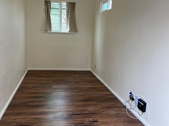 Open bedroom layout
Fits queen but full size best use of space