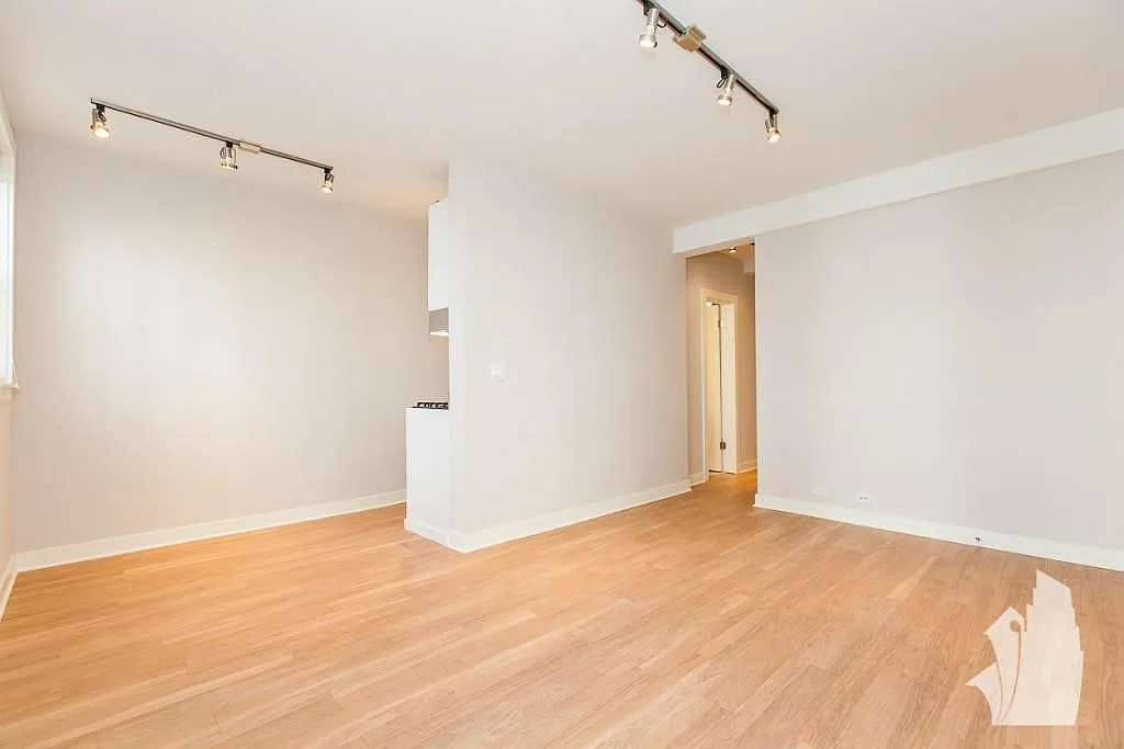 Building Photo - 511 W Belmont Ave #5
