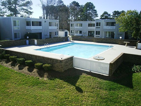 2nd image of 914 S Oriole Cir APT 101