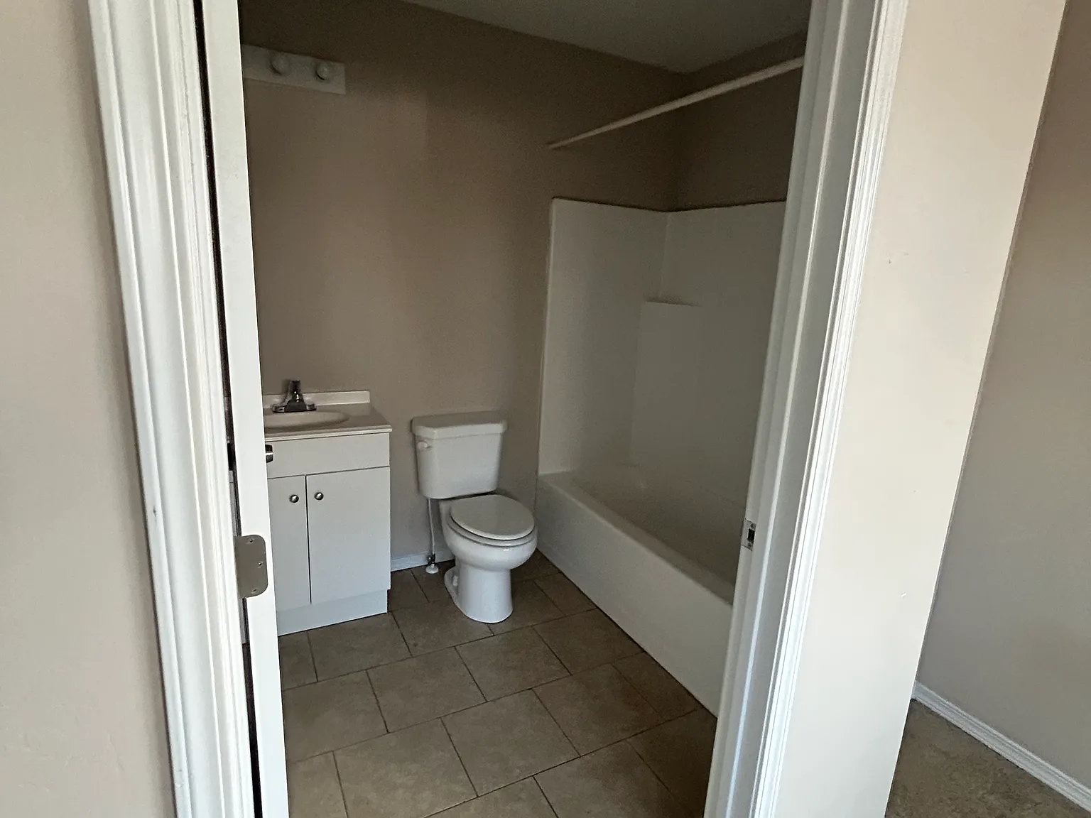 3 bed, 1949 sqft, $1,895 — Photo 4