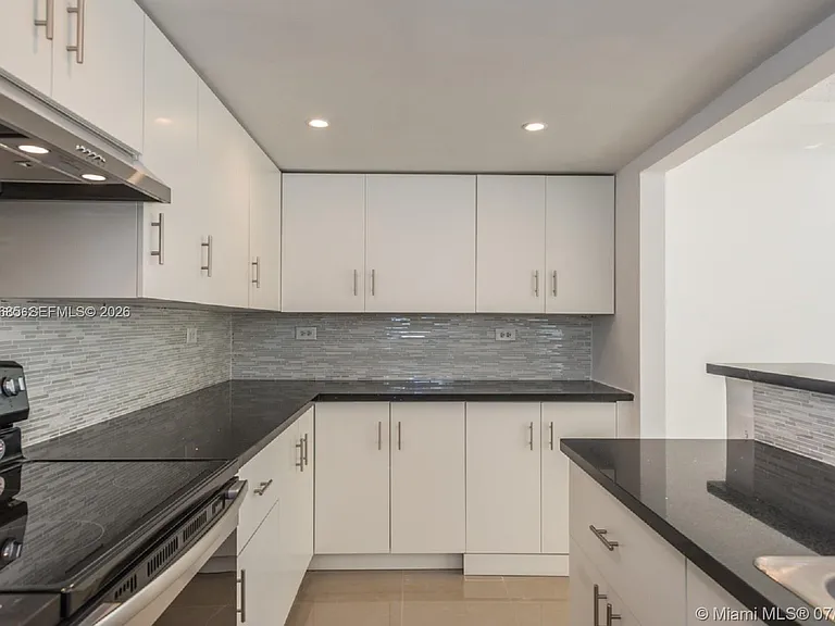 7545 E Treasure Dr #2H — Photo 11