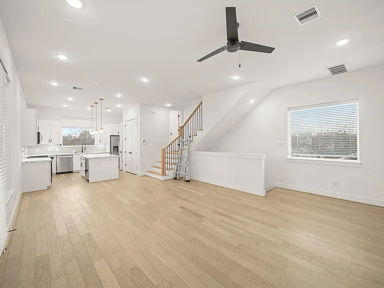 2811 Anita St — Photo 4