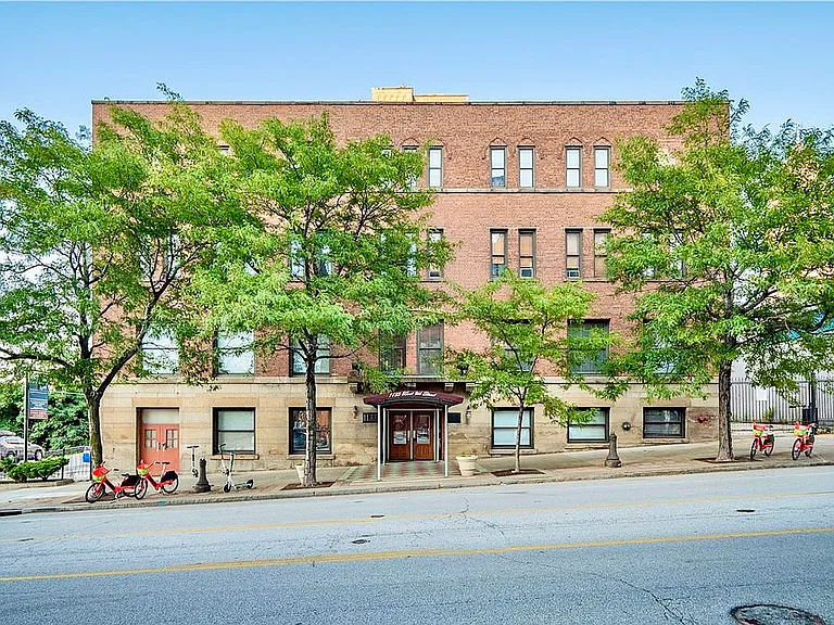 1133 W 9th — Photo 1