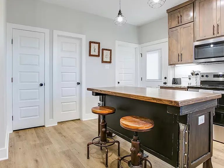 1045 Holiday Dr — Photo 10