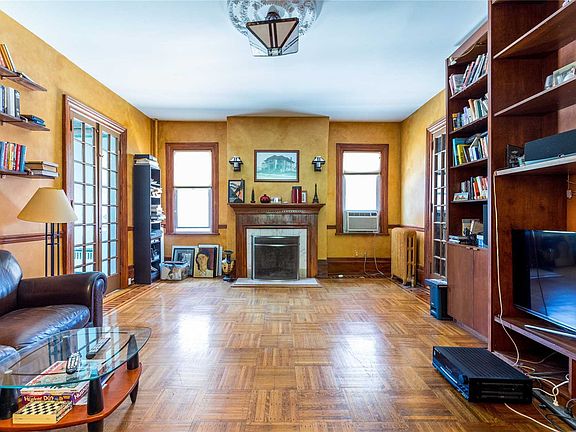 5th image of 122 W Olive St