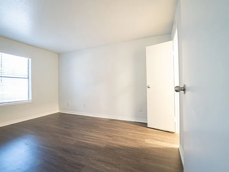 Chesapeake Apartments — Photo 31