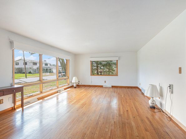 56 Sheffield Dr, Valparaiso, IN 46383