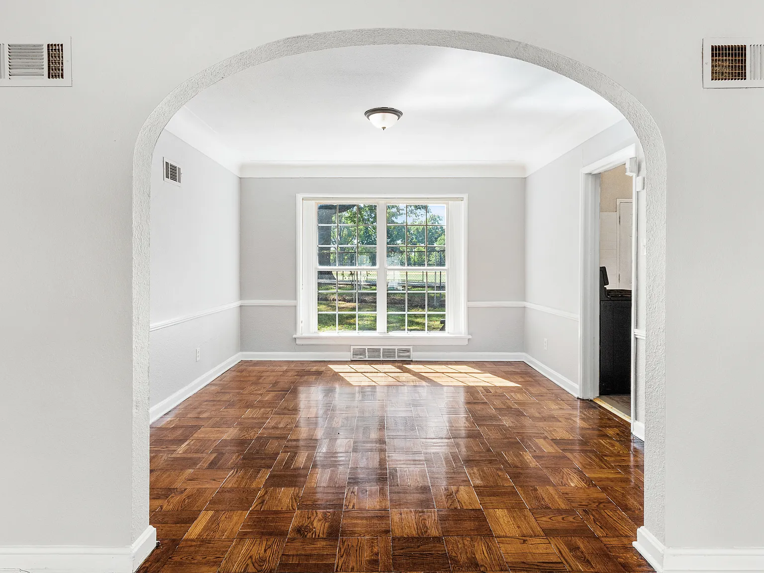 4 bed, 2550 sqft, $1,850 — Photo 2
