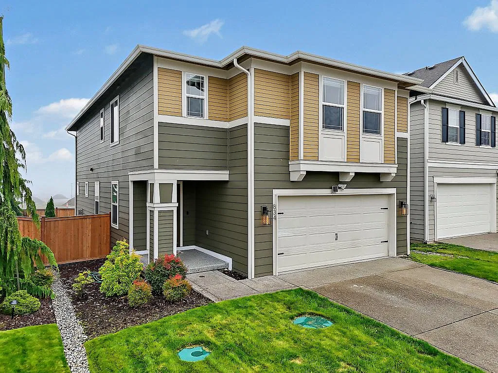 4 bed, 2385 sqft, $3,175 — Photo 2