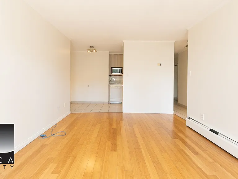 140 E 20th St #9 — Photo 8