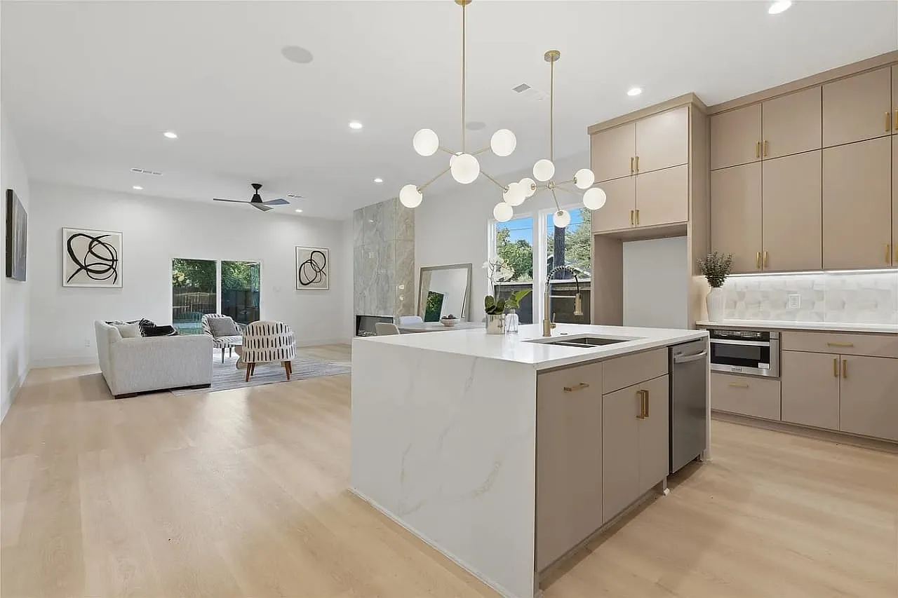 5 bed, 3.5 bath, 2550 sqft, $3,600 — Photo 3