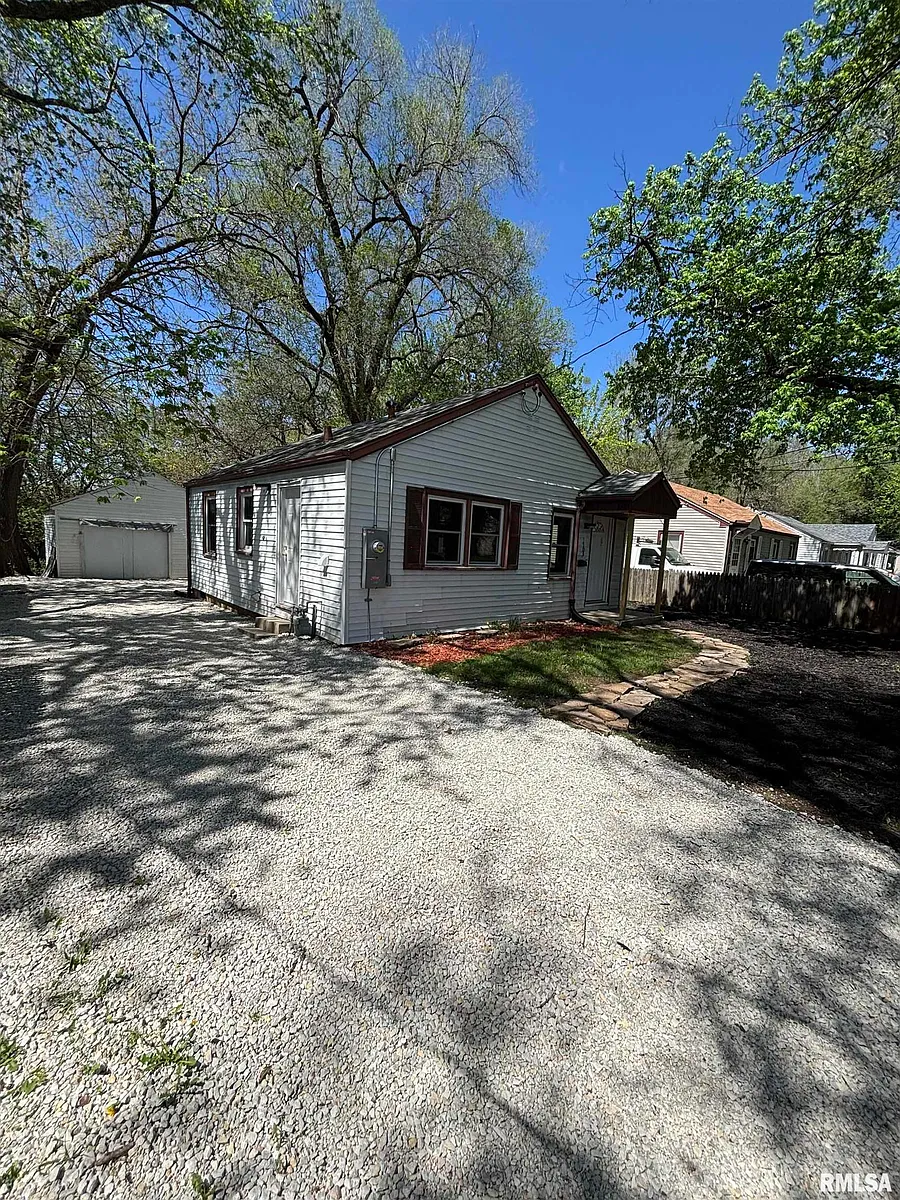 Building Photo - 1703 N Valley Ave