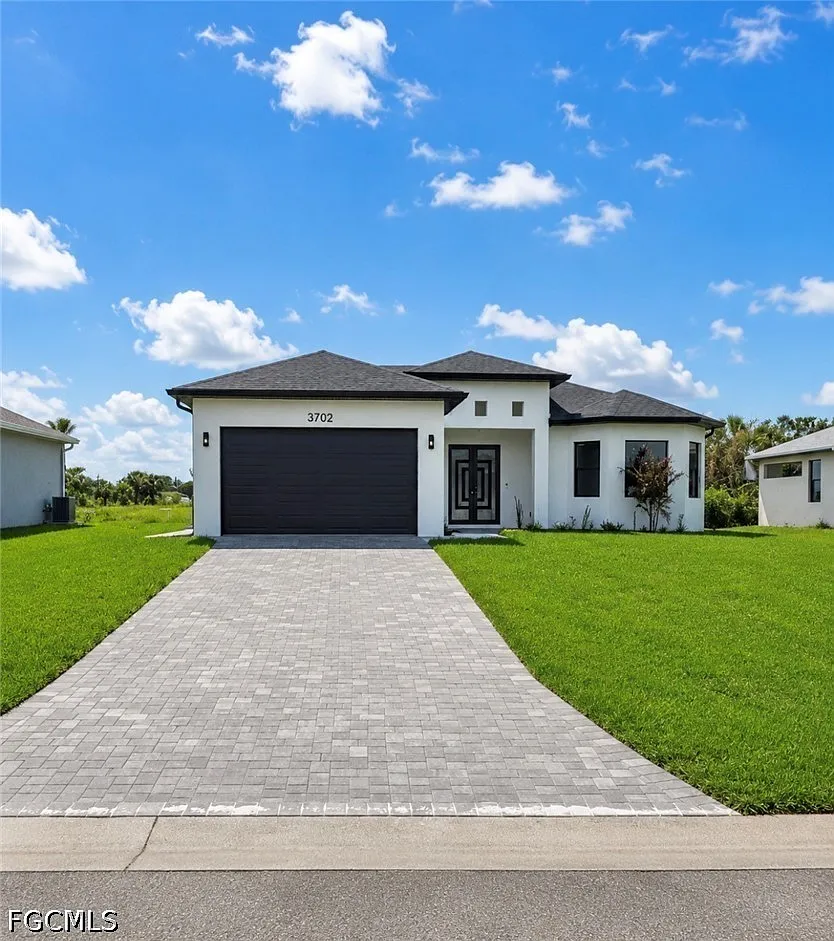 3 bed, 2.0 bath, 1813 sqft, $2,300 — Photo 1