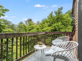 2 Summit Ct, Annandale, NJ 08801