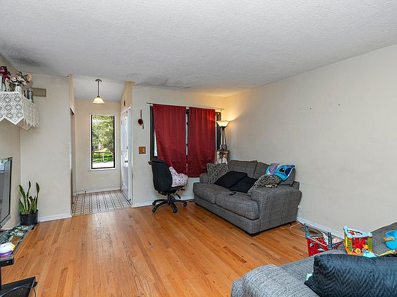 3rd image of 1744 De Forest Ln