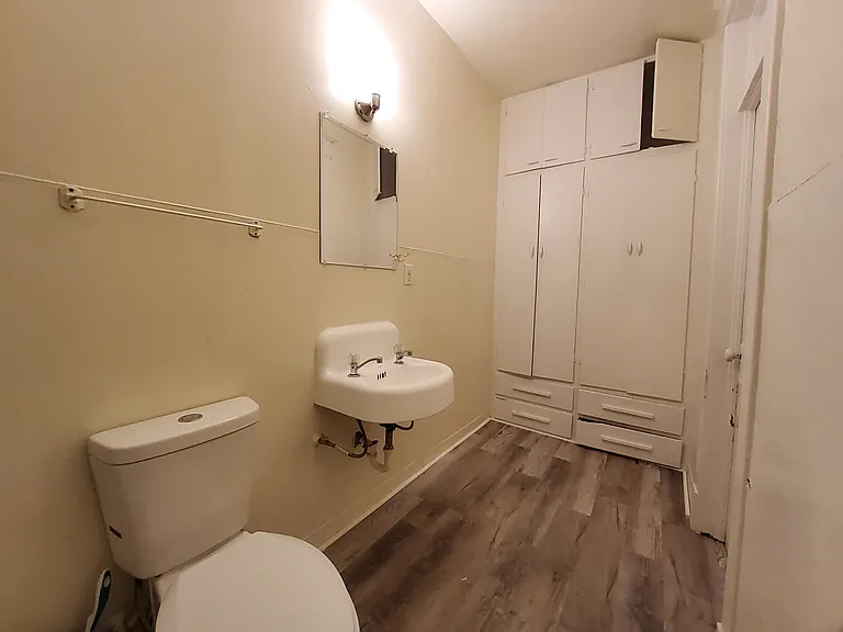 242 Washington St — Photo 6