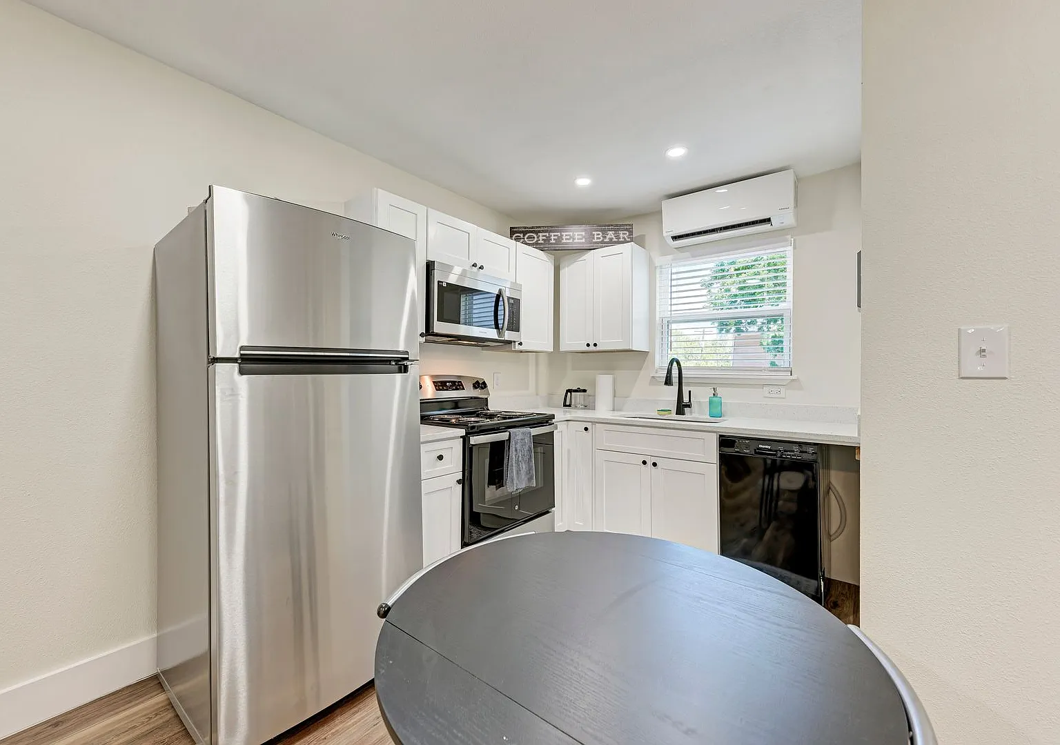 For Lease Fully Furnished Studio Near UT — Photo 4