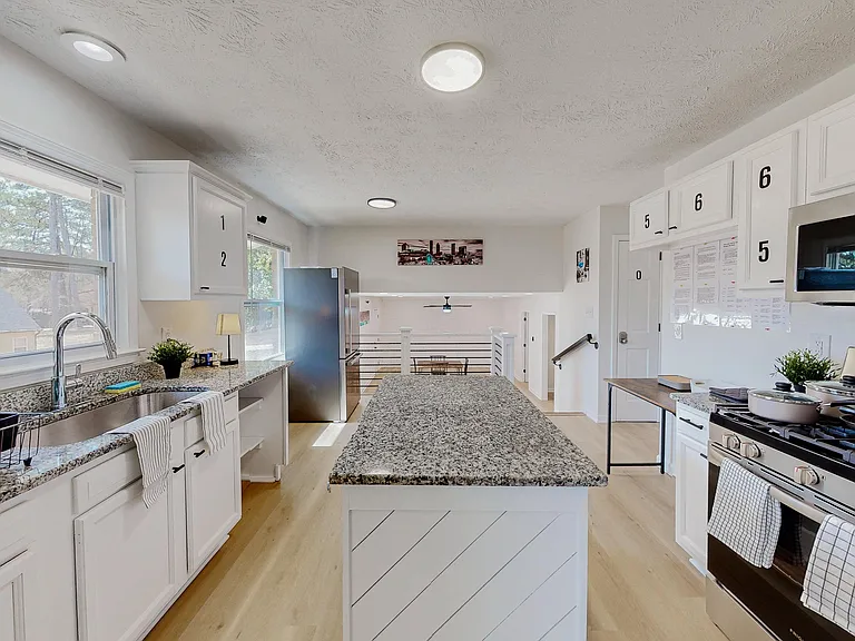 Spacious Kitchen with 2 way /