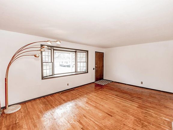 5th image of 10327 Varnum Dr
