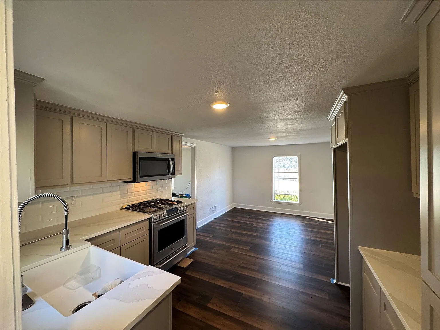 1 bed, 1.0 bath, 700 sqft, $1,150 — Photo 3