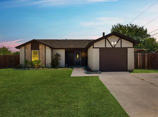 5511 Creek Valley Dr, Arlington, TX 76018