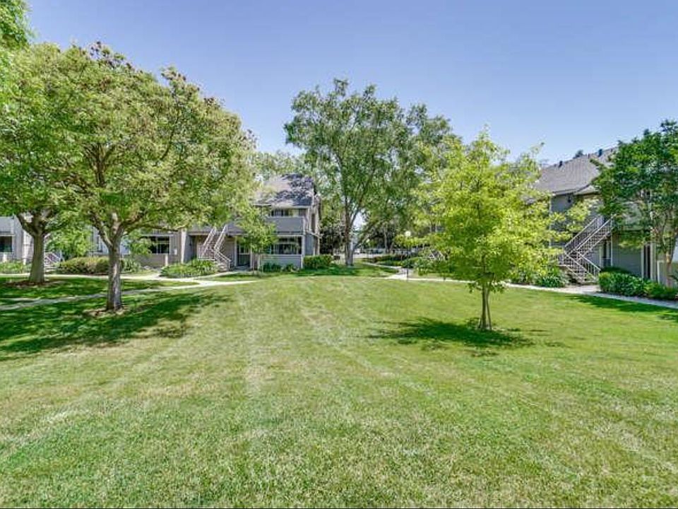 Lush lawn space right outside your door
