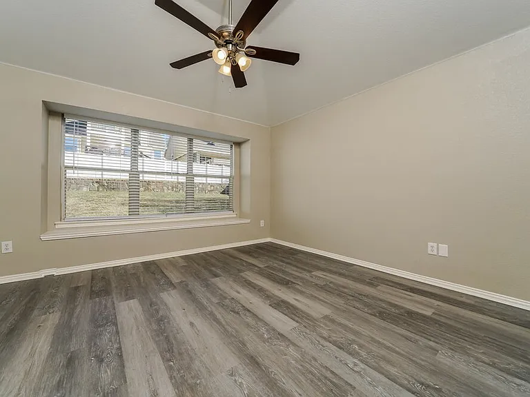 409 Creekview Dr — Photo 10