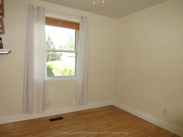 104 Boyne Cres #MAIN FLOOR — Photo 12