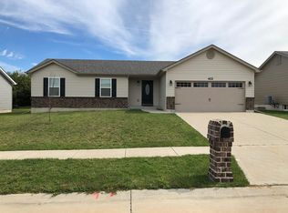 422 Honeysuckle Creek Dr, Wentzville, MO 63385