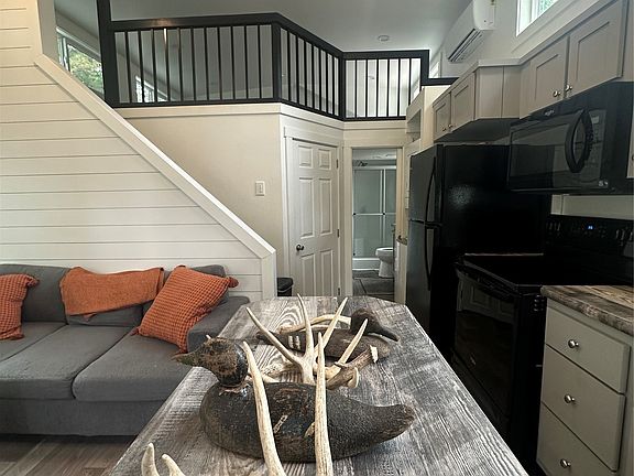 3rd image of 28574 Pocohontas Rd