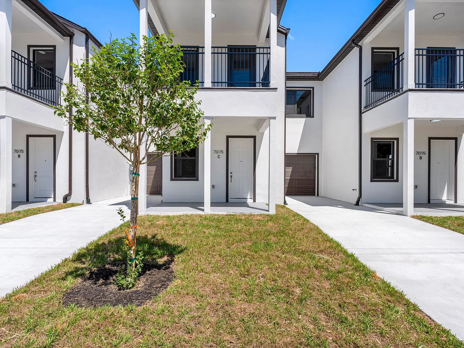 3 bed, 2.5 bath, 1636 sqft, $2,695 — Photo 2